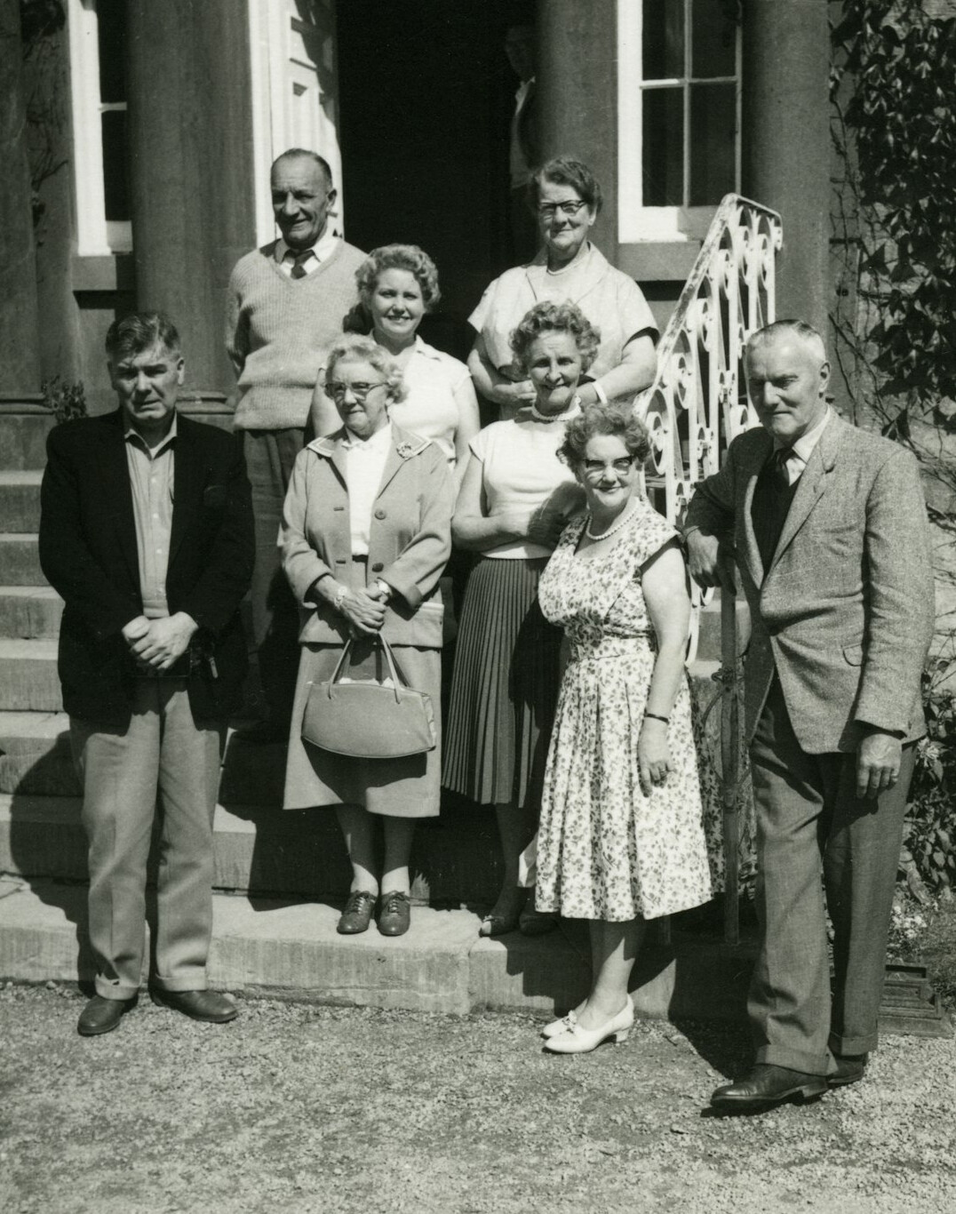 retro tv actors posing